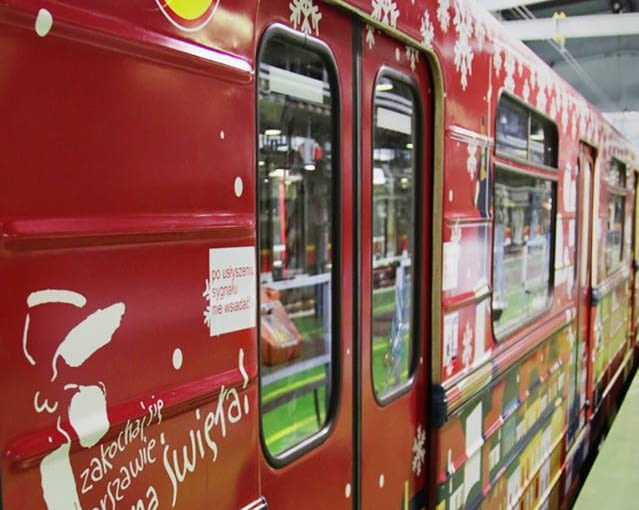 Pociąg metra udekorowany na mikołajki