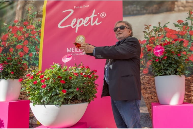 Róża ‘ZEPETI®’ syn. Meibenbino hod. Meilland. Ta wyjątkowa odmiana o ciągłym kwitnieniu doskonale przystosowana jest do uprawy w doniczkach na balkonie czy tarasie, ale także w ogrodzie, gdzie wspaniale komponuje się z innymi roślinami. Kwiaty: czerwone, półpełne, lekko pachnące, VI-XI, trwały kolor płatków; wysokość i szerokość: 25-35 cm, kompaktowy, zwarty pokrój, mrozoodporność -23C, wyjątkowo odporna na choroby, liście lśniące, zdrowe, gęste. Nagrody na konkursach w Nyon i Monaco. Róża ‘ZEPETI®’ syn. Meibenbino hod. Meilland. Ta wyjątkowa odmiana o ciągłym kwitnieniu doskonale przystosowana jest do uprawy w doniczkach na balkonie czy tarasie, ale także w ogrodzie, gdzie wspaniale komponuje się z innymi roślinami. Kwiaty: czerwone, półpełne, lekko pachnące, VI-XI, trwały kolor płatków; wysokość i szerokość: 25-35 cm, kompaktowy, zwarty pokrój, mrozoodporność -23C, wyjątkowo odporna na choroby, liście lśniące, zdrowe, gęste. Nagrody na konkursach w Nyon i Monaco.