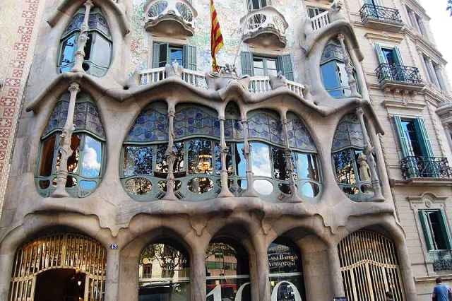 Prace budowlane przy Casa Batlló trwały w latach 1905-1907, kierował nim sam Gaudi. Budynek otrzymał dach w kształcie smoka, natomiast fasady mają falującą powierzchnię oraz balkoniki w kształcie kropel. jean nouvel, herzog and de meuron, antonio gaudi, architektura, top 10, santiago calatrava, barcelona, hiszpania