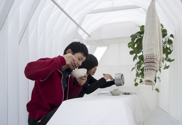 Meble są małe i składane. Przenośne małe mieszkanie, projekt PAO