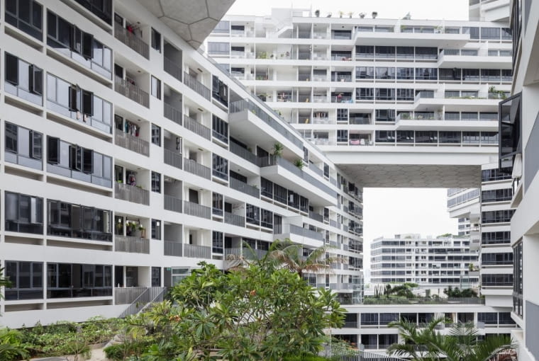 Interlace: apartamentowiec w Singapurze zaprojektowany przez OMA i Ole Sheerena. Wertykalna wioska złożona z 31 bloków poukładanych na sobie niczym klocki wokół zielonych dziedzińców.