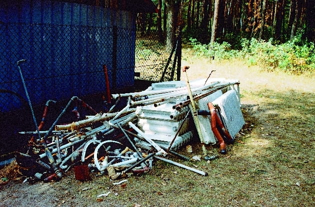 Starą, skorodowaną instalację grzewczą warto wymienć na nową złom FOT. ANNA GRUNWALD PUBLIKACJA LADNY DOM NUMER SPECJALNY - CIEPLO W TWOIM DOMU - 9.2003