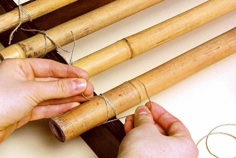KROK 5. W zagłębienia wkładamy kawałki bambusa i przywiązujemy je sznurkiem, przewlekając go przez dziurki. Do prostych krawędzi boków przykręcamy kątowniki, którymi przymocujemy zagłówek do ściany. ZAGLOWEK Z BAMBUSA WYKONANIE FOT. ZBIGNIEW SZCZEPANSKI PUBLIKACJA CZTERY KATY NR 5 (140) - 5.2003 SLOWA KLUCZOWE: REMONTY ZDJĘCIE DO WKŁADKI: PUBLIKACJA CZTERY KATY NR 5 (140) - CZASOPISMA
