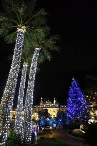 Przystrojone palmy w Monaco The Monte Carlo casino is seen through Christmas decorations in Monaco December 13, 2009. REUTERS/Eric Gaillard (MONACO - Tags: SOCIETY)
