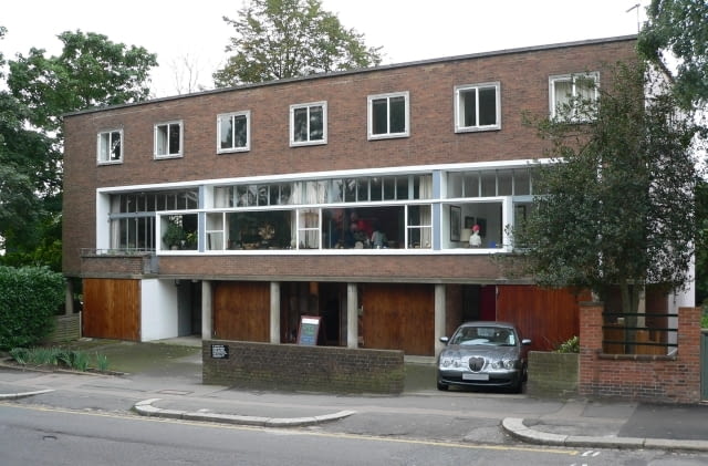Dom architekta Ernö Goldfingera i jego rodziny przy Willow Road 1-3 w Hampstead. Miejsce to jest reprezentatywne dla londyńskiej awangardy lat trzydziestych goldfinger, dom, awangarda, modernizm, londyn