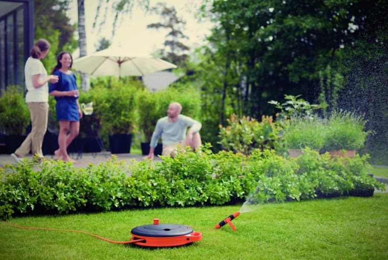 Sposób na łatwe podlewanie – po prostu podłącz bęben z wężem do kranu, a dyszę do węża, odkręć kran i gotowe Sposób na łatwe podlewanie – po prostu podłącz bęben z wężem do kranu, a dyszę do węża, odkręć kran i gotowe