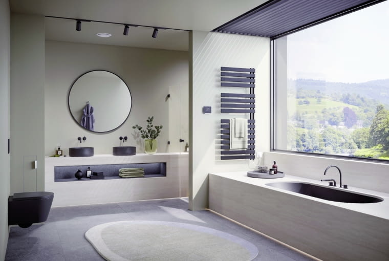 Ten asymetryczny model dekoracyjny z płaskimi rurami grzewczymi w układzie blokowym może być otwarty z lewej lub prawej strony. Takie rozwiązanie umożliwia boczne wkładanie wilgotnych ręczników do ich wysuszenia. Grzejnik można dodatkowo wyposażyć w praktyczną półkę z drewna oraz grzałkę elektryczną