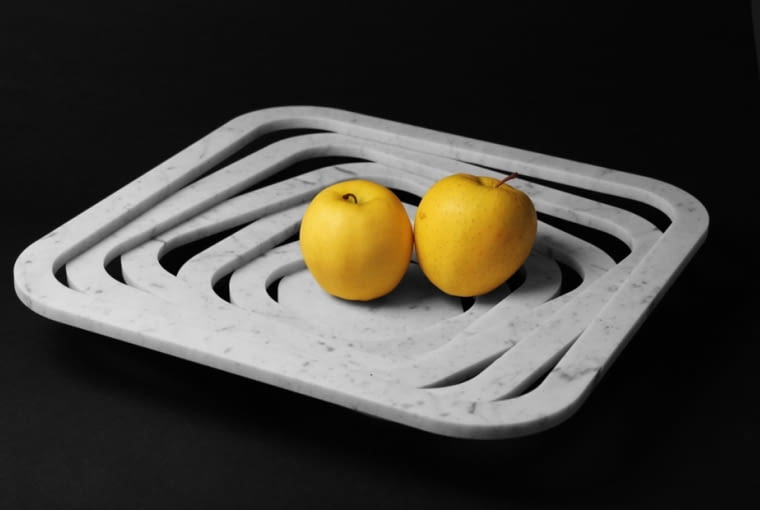 Misa na owoce wykonana z marmurowych płytek, proj. Paolo Ulian i Moreno Ratti