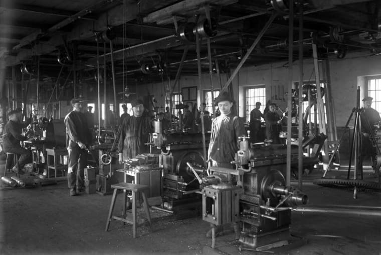 Pierwszy fiński warsztat maszynowy został zbudowany w Fiskars w 1837 roku. Zdjęcie zrobione prawdopodobnie w 1921 roku Pierwszy fiński warsztat maszynowy został zbudowany w Fiskars w 1837 roku. Zdjęcie zrobione prawdopodobnie w 1921 roku