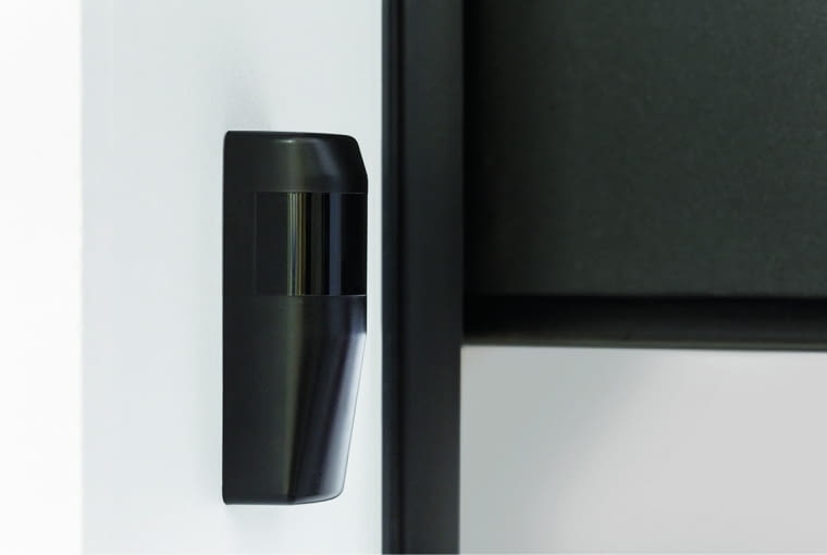 Użycie fotokomórek i pilotów zdalnego sterowania sprawia, że każdą bramę segmentową można wygodnie obsługiwać, nie naruszając przy tym zasad bezpieczeństwa Użycie fotokomórek i pilotów zdalnego sterowania sprawia, że każdą bramę segmentową można wygodnie obsługiwać, nie naruszając przy tym zasad bezpieczeństwa