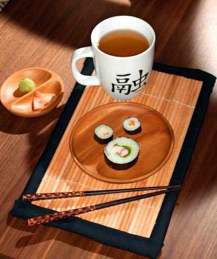 PO JAPOŃSKU. Do zrobienia podkładki-maty do sushi potrzeba 10 drewnianych prętów o dł. 1 m (można je kupić w sklepach z drewnem i supermarketach budowlanych). Tniemy je na 3 równe części, układamy na kawałku obrębionej tkaniny o wymiarach 25 x 40 cm, tak by z każdego jej boku został 2-centymetrowy zapas. Pręty przyszywamy ręcznie do tkaniny, przeplatając nić między nimi. W taki sam sposób przyszywamy wywinięte na wierzch brzegi. 13.10.2010 WARSZAWA SESJA ZROB TO SAM KROK PO KROKU