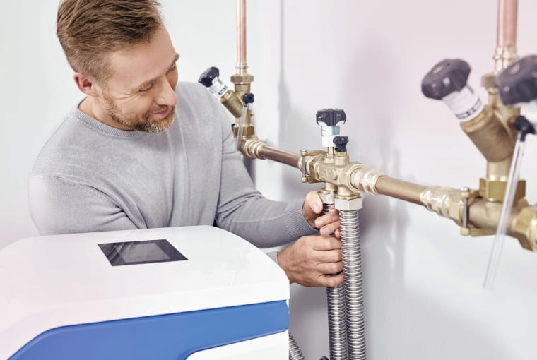 Zmiękczacz można bez problemu podłączyć do instalacji za pomocą  elastycznych przyłączy o odpowiedniej średnicy i długości