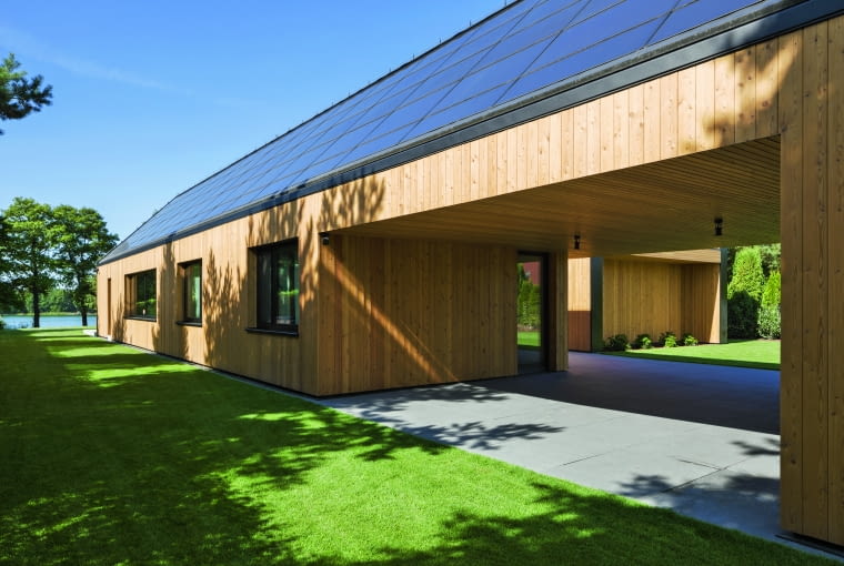 W dłuższej bryle stworzono ciekawą „przerwę”– dzieli ona obiekt niejako na dwie części, a sama wykorzystywana może być jako solidne zadaszenie garażowe W dłuższej bryle stworzono ciekawą „przerwę”– dzieli ona obiekt niejako na dwie części, a sama wykorzystywana może być jako solidne zadaszenie garażowe