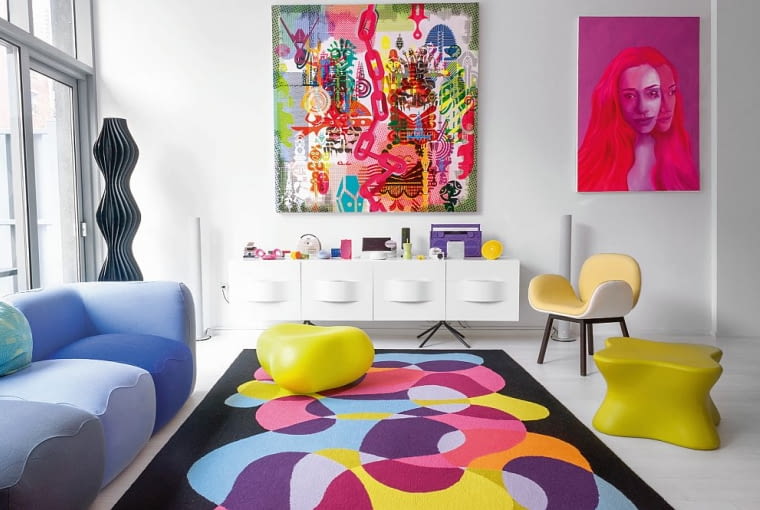 Karim Rashid sprzętami z wyjątkowo bogatego portfolio mebluje, dekoruje i oświetla pokoje. - Wierzę, że design może uczynić nasze życie bardziej poetyckim - mówi. Za sofą Kivas lampa Vapor (Studio Italia). Na podłodze dywan z egipskiej manufaktury Oriental Weavers. wnętrza, karim rashid, design