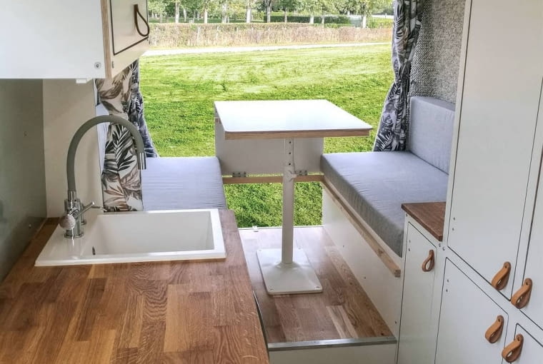 Wnętrza są jasne i pełne drewna.