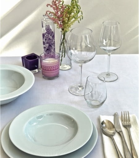 Porcelanowe talerze od 7,99 zł do 24,99 zł; Zestaw sztućców (24 szt.) 69,99 zł; Kieliszki od 5,49 zł do 6,99 zł; Wazonik 3,49 zł; Wazonik w fioletowy wzór 4,99 zł; Świeca 2,99 zł; Podstawka na świecę 9,99 zł F&F Home, jesień 2013, zima 2013, dodatki i akcesoria, dodatki wnętrza