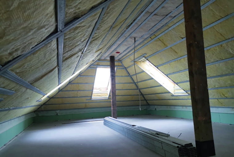 Dachy ocieplone wełną mineralną należą do przegród dźwiękochłonnych. Na stopień tłumienia dźwięków ogromny wpływ ma również pokrycie dachowe Dachy ocieplone wełną mineralną należą do przegród dźwiękochłonnych. Na stopień tłumienia dźwięków ogromny wpływ ma również pokrycie dachowe