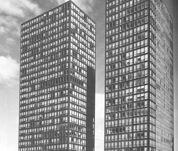 Pierwsze na świecie całkowicie szklane wieżowce ze ścianami kurtynowymi - Lake Shore Drive w Chicago projektu Mies van der Rohe. Budynki z lat 1948-52 modernizm, mies van der rohe, wieżowiec, usa, architekt