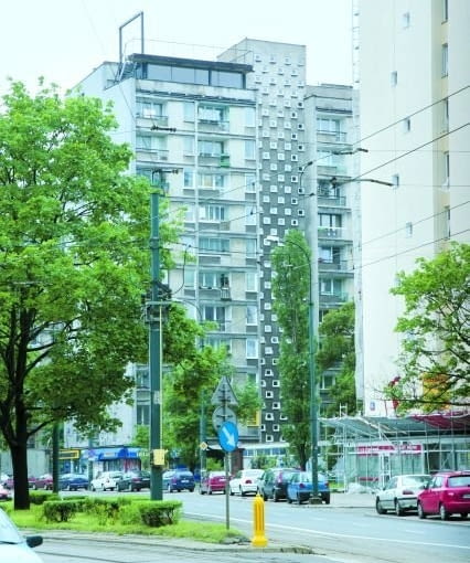 Instytut Awangardy Znajdujące się na ostatnim piętrze typowego warszawskiego bloku mieszkanie oraz pracownia Henryka Stażewskiego i Edwarda Krasińskiego od lat 60-tych jest ostoją artystycznej awangardy. Od 2004 roku znajduje się w nim Instytut Awangardy, działający pod patronatem Fundacji Galerii Foksal. Zapoznamy się z historią miejsca oraz twórczością artystów, będziemy również podziwiać imponujący widok z tarasu. WARSZAWA,instytut awangardy, uwolnij przestrzen, blok, beton