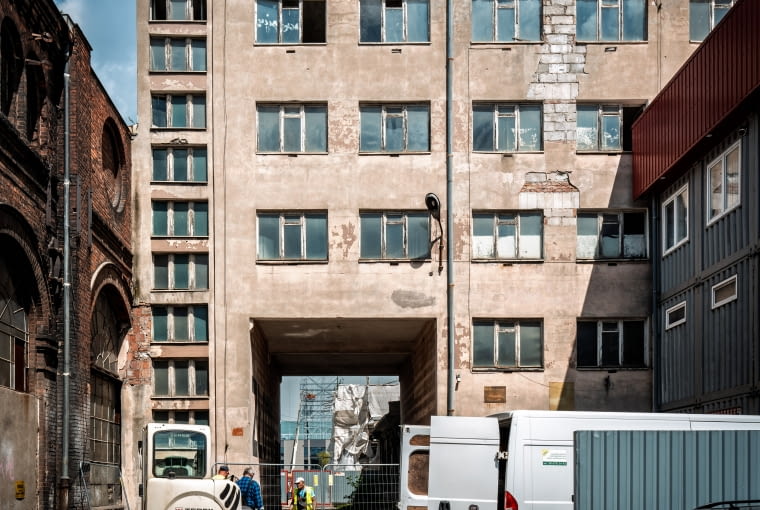 Z terenów Stoczni Cesarskiej znikają wtórne dobudówki Z terenów Stoczni Cesarskiej znikają wtórne dobudówki