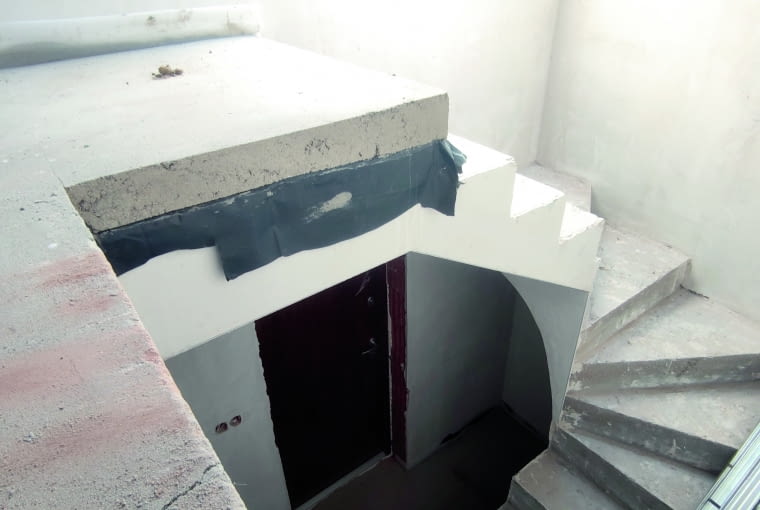 Grubości poszczególnych warstw podłogi powinny się „zgrać” również z wykończeniem biegów schodowych w taki sposób, by wysokość wszystkich stopni wykończonych biegów była równa