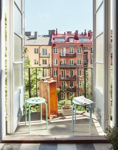 Mieszkanie całe w bieli. Balkon. jasne mieszkanie, mieszkanie w bieli, mieszkanie w stylu skandynawskim, mieszkanie na biało
