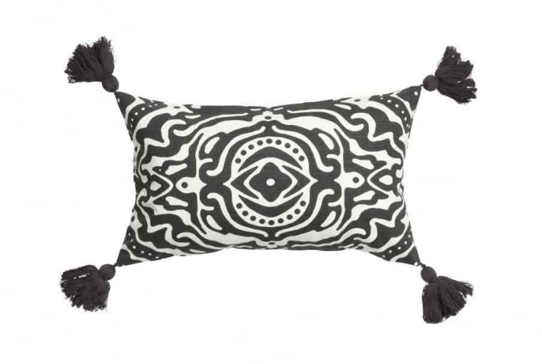 H&M Home: poszewka na poduszkę z wzorzystej bawełny z frędzelkami na rogach (30x50 cm). Cena: 39,90 zł. H&M Home, zakupy, akcesoria, dodatki, nowości, nowa kolekcja