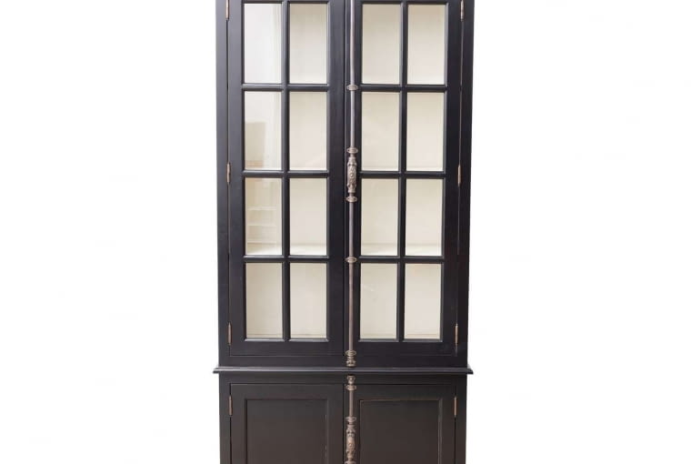 Josephine, płyta MDF i drewno, 100 x 45 cm, wys. 212 cm, 6780 zł, dekoria.pl witryna do salonu