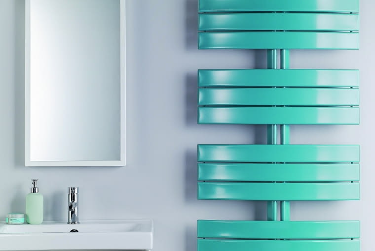 Grzejnik z płaskimi kolektorami poziomymi wygiętymi w łagodny łuk. Wyposażony jest w zawieszenia o regulowanej odległości od ściany, korek i odpowietrznik. Dodatkowo można dokupić grzałkę oraz wieszak prosty, okrągły lub ręcznikowy typ V