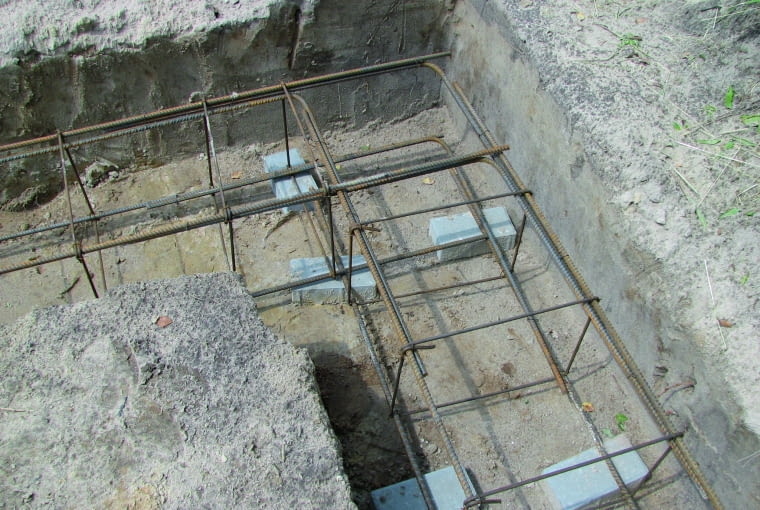 Przy wykonywaniu ław fundamentowych należy dodać pręty zbrojeniowe w miejscu łączenia. Mają mieć one właściwe wymiary oraz być odpowiednio ulokowane