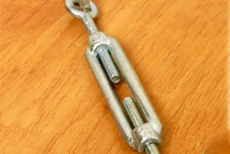 SZKLANA POLKA ZAWIESZENIE I UMOCOWANIE FOT. PIOTR ANTONOW PUBLIKACJA CZTERY KATY NR 6 (152) - 6.2004 SLOWA KLUCZOWE: MAJSTERKOWANIE ZDJĘCIE DO WKŁADKI: PUBLIKACJA CZTERY KATY NR 6 (152) - 6.2004