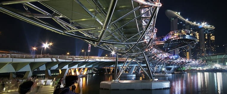 Helix Bridge - kładka dla pieszych w Singapurze nad zatoką Marina Bay. Uznana za najlepszą konstrukcję dla transportu w ramach World Architecture Festival 2010. Projekt: Cox Rayner Architects i Architects 61 konstrukcja, waf, singapur, most