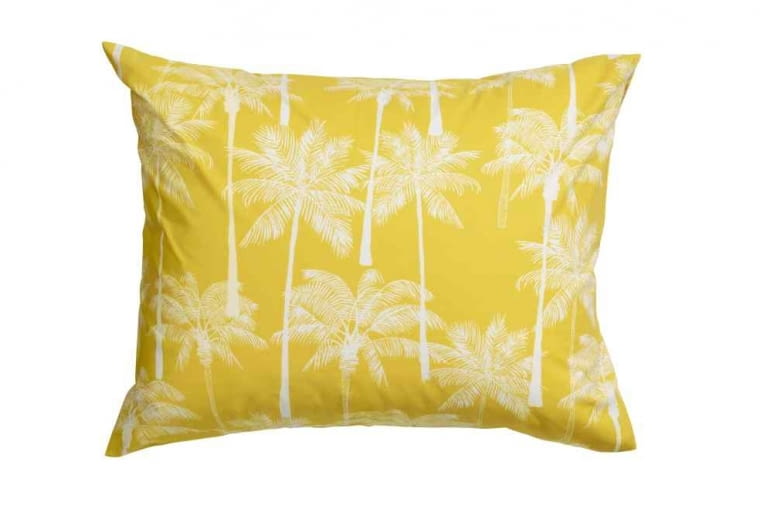 H&M Home: poszewka na poduszkę z bawełnianej tkaniny (50x80 cm). Przód ozdobiony palmami i jednolity tył. Cena: 29,90 zł. H&M Home, zakupy, akcesoria, dodatki, nowości, nowa kolekcja
