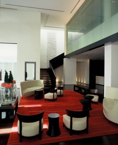 Wnętrza w czerwieni - salon 10 Jun 2004, Bangkok, Thailand --- Lobby at the Metropolitan Hotel in Bangkok --- Image by Luca Tettoni/Corbis