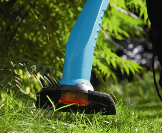 W podkaszarkach element tnący stanowi najczęściej nylonowa żyłka, przymocowana do obracającej się z ogromną prędkością głowicy podkaszarka, koszenie trawy, koszenie trwanika