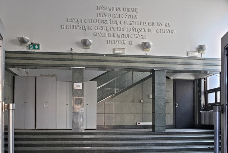 Budynek Komunalnej Kasy Oszczędności w Chorzowie. Hol na parterze. Budynek Komunalnej Kasy Oszczędności w Chorzowie. Hol na parterze.