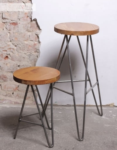 Stołek barowy z serii Singapore od LDZONE ma drewniane siedzisko i ręcznie gięte nogi z naturalnej stali. Kupisz na mybaze.com za 220 zł. prezent, design, minimalizm, dla fana minimalizmu