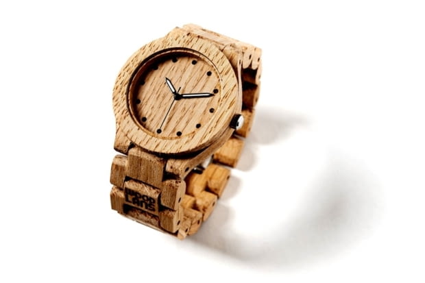 Zegarek Woodlans Unisex wykonany jest z drewna dębowego poddanego ręcznej obróbce. Ma klasyczne mechanizm CITIZEN. Kupisz na woodlans.pl za 395 zł. prezent, design, minimalizm, dla fana minimalizmu