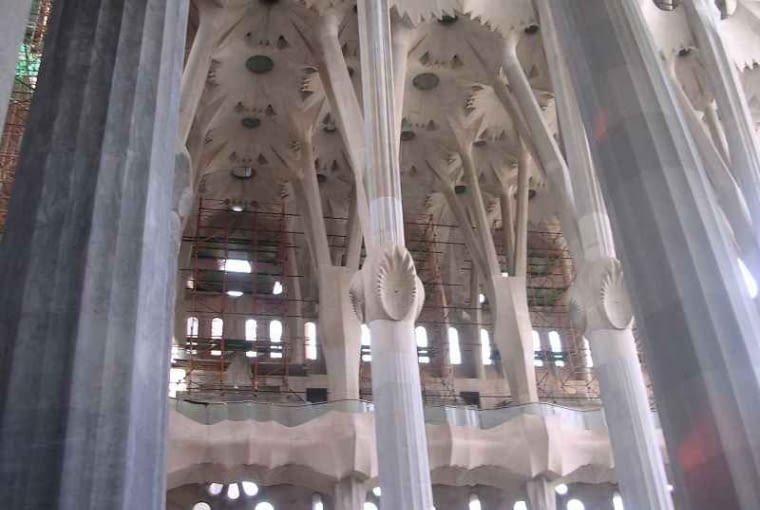 Sagrada Familia miała stać się 'kazaniem w kamieniu'. Za życia Gaudiego ukończono tylko jedną wschodnią Fasadę Narodzenia z trzema portalami: Wiary, Nadziei i Miłości. Docelowo świątynia ma mieć 12 wież każda po 100 metrów wysokości, które będą symbolizować 12 apostołów. Na skrzyżowaniu naw powstać ma jeszcze 180-metrowa wieża, która ma wyrażać chwałę Jezusa. jean nouvel, herzog and de meuron, antonio gaudi, top 10, santiago calatrava, barcelona, hiszpania, architektura