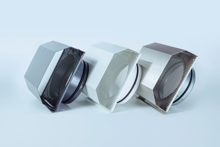 Na rynku coraz popularniejsze są czerpnie i wyrzutnie trapezowe wystające poza obrys budynku, a nie schowane w ścianie. Do wyboru mamy trzy warianty wykonania: grafit, biały oraz stal szlifowana