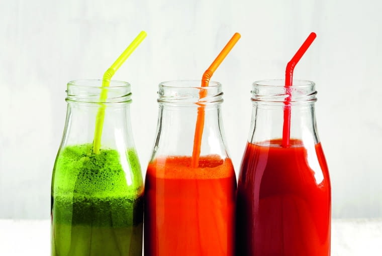 Smak na sok. Jedna szklanka, a tyle witamin! Sokowirówka najlepiej poradzi sobie z twardymi owocami, w wyciskarce przygotujesz także napój z zieleniny - szpinaku czy jarmużu. Smacznego!