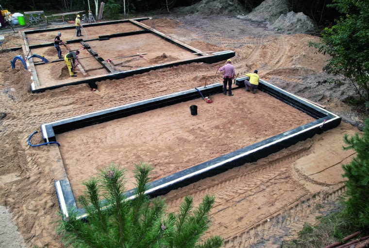 W domach murowanych na parterze najczęściej wykonuje się podłogę na gruncie. To znaczy, że przestrzeń pomiędzy ścianami fundamentowymi wypełnia się podbudową gruntową i wykonuje na niej płytę betonową W domach murowanych na parterze najczęściej wykonuje się podłogę na gruncie. To znaczy, że przestrzeń pomiędzy ścianami fundamentowymi wypełnia się podbudową gruntową i wykonuje na niej płytę betonową