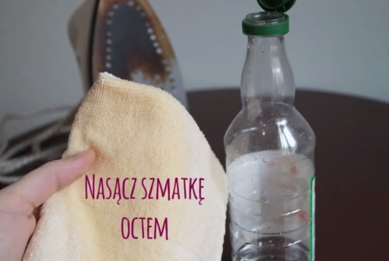 Szmatkę lub gąbkę nasącz octem i przecieraj nią spaleniznę, aż do całkowitego usunięcia. Jeśli zabrudzenie jest bardzo uporczywe, warto użyć również odrobiny sodu oczyszczonej. przypalone żelazko, domowe sposoby
