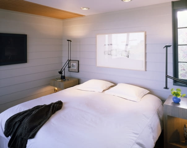 Sypialnia w jasnych kolorach 2003 --- White bedroom with white wood panel walls and recessed lighting --- Image by Douglas Hill/Beateworks/Corbis
