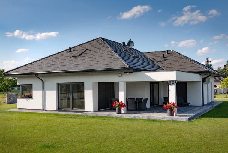 Dachówka ceramiczna Braas Rubin 13V, kolor czarny błyszczący Dachówka ceramiczna Braas Rubin 13V, kolor czarny błyszczący