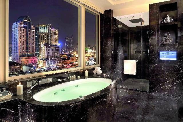 Większość wanien z hydromasażem wykonana jest z akrylu, w tej wersji dostępne są jednak także wanny stalowe wanna z hydromasażem