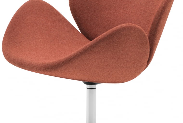 BoConcept: fotel Ogi z funkcją obrotową. Model na zdjęciu pokryty został brzoskwiniową tkaniną Lux Felt 2318. Fotel przeceniono z 4 622 zł na 3 929 zł. BoConcept, produkty, zakupy, akcesoria