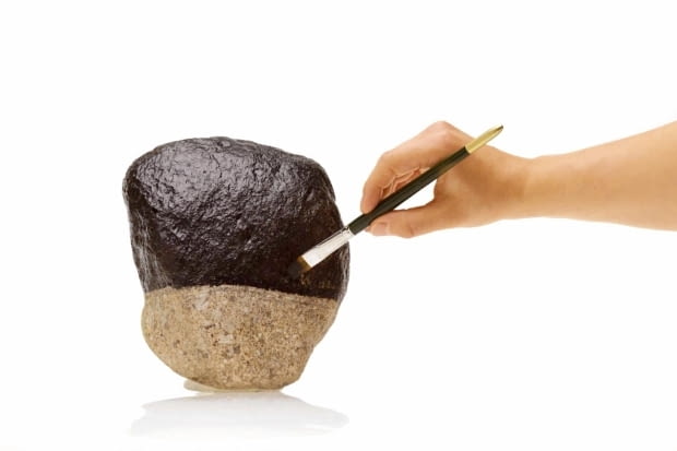 KAMIEN MALOWANIE ETAP I TLO MALUNKU WZORNICTWO MALOWANE KAMIENIE POMYSLY DEKORACJA OZDOBA WYKONANIE ARTYSTA PLASTYK IWONA MISKIEWICZFOT. PAWEL SLOMCZYNSKI / AGENCJA GAZETAPUBLIKACJA KWIETNIK NR 8 (104) - 8.2003