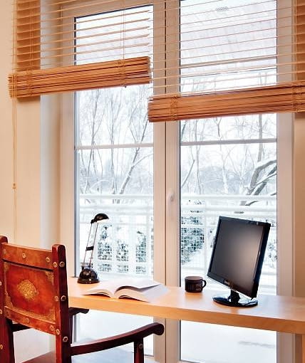 DEKORACJE - OKNO Z DREWNIANĄ ŻALUZJĄ. W szerokim oknie do każdego skrzydła zamontowano osobną żaluzję. Takie rozwiązanie znacznie ułatwia ich obsługę.