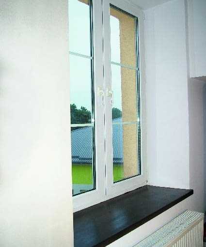 Parapet z dębu, pomalowany lakierobejcą w kolorze wenge Parapet z dębu, pomalowany lakierobejcą w kolorze wenge